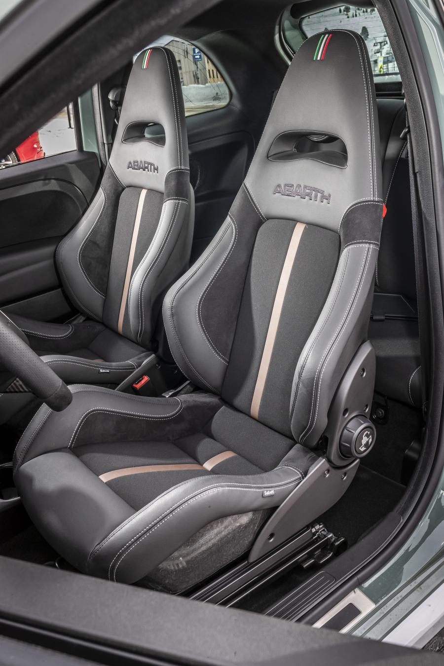 Интерьер Abarth 695 70° Anniversario (312) 2019 года  (WW) (фото 52 из 70)